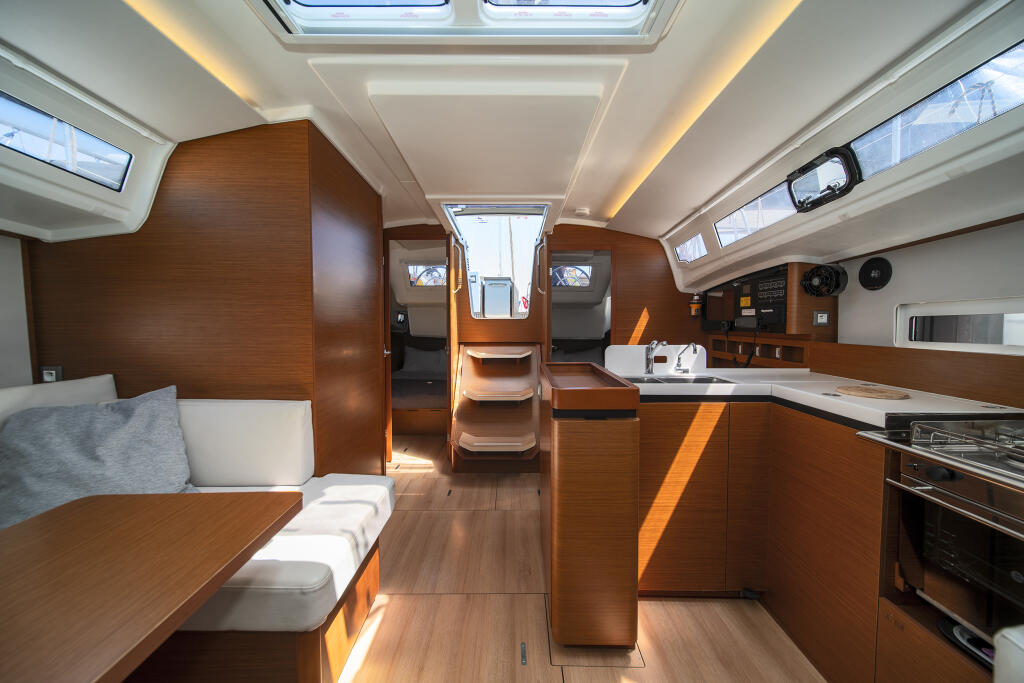 Sailing yacht 