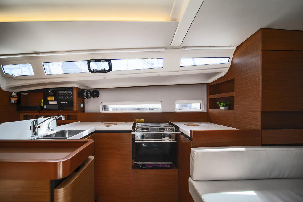 Sailing yacht 