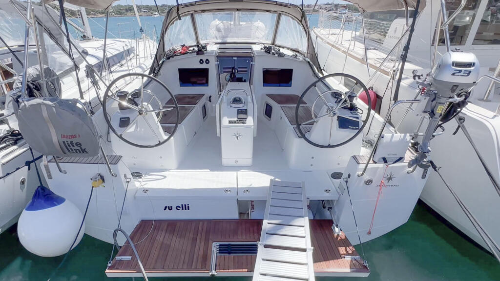 Sailing yacht 