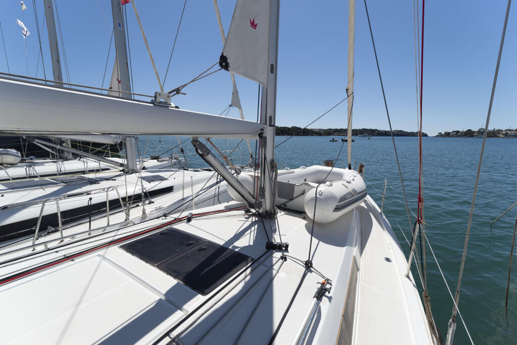 Sailing yacht 