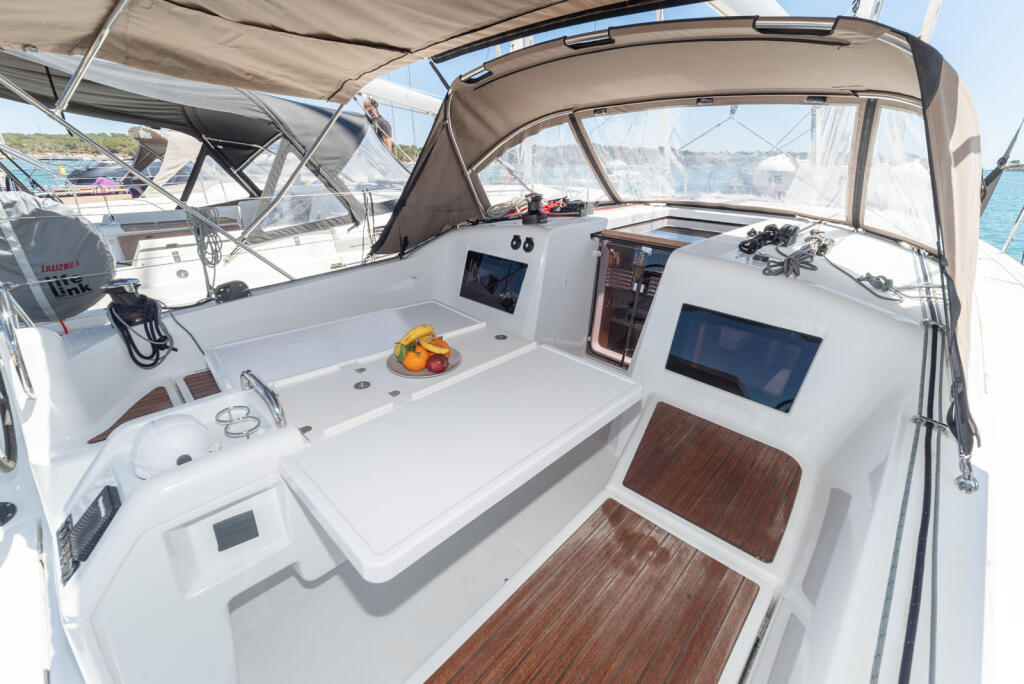 Sailing yacht 