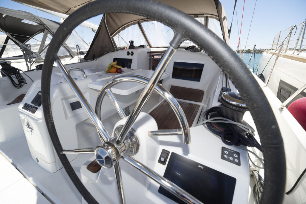 Sailing yacht 