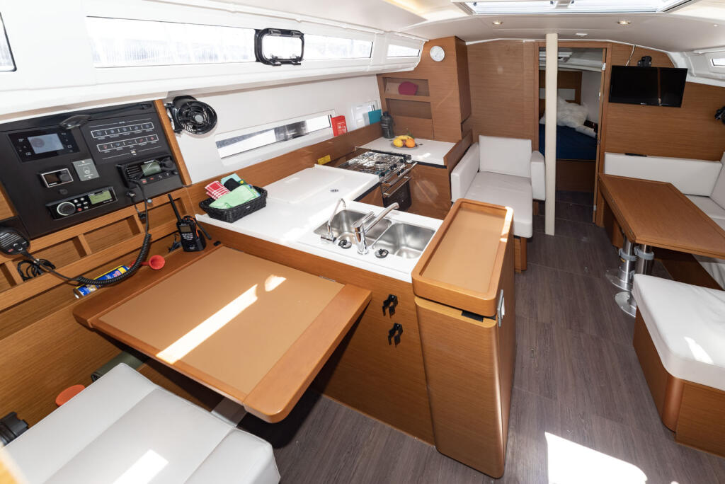 Sailing yacht 