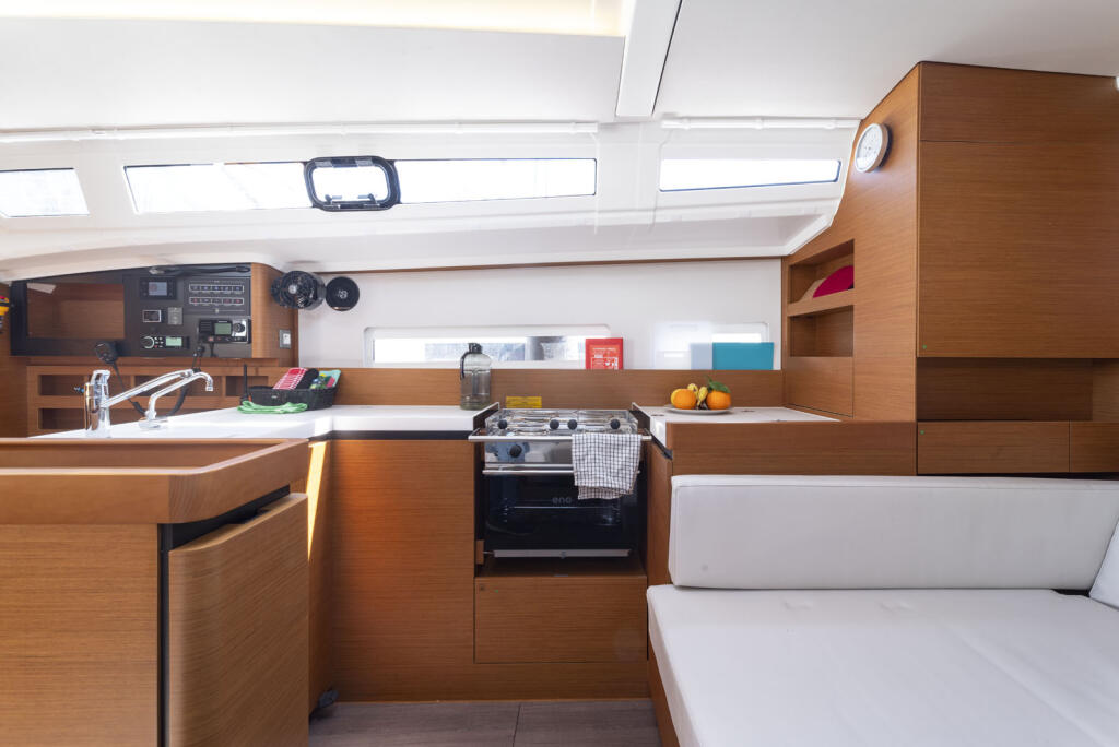 Sailing yacht 