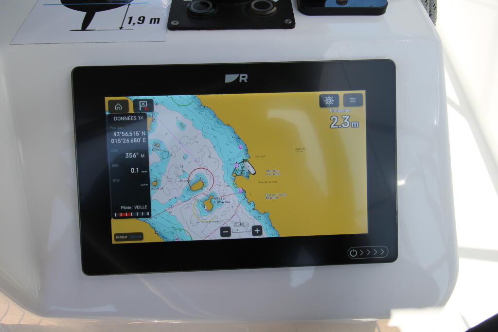 Sailing yacht 