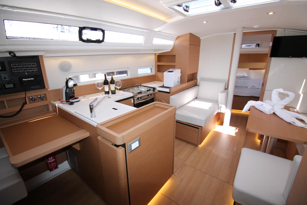 Sailing yacht 