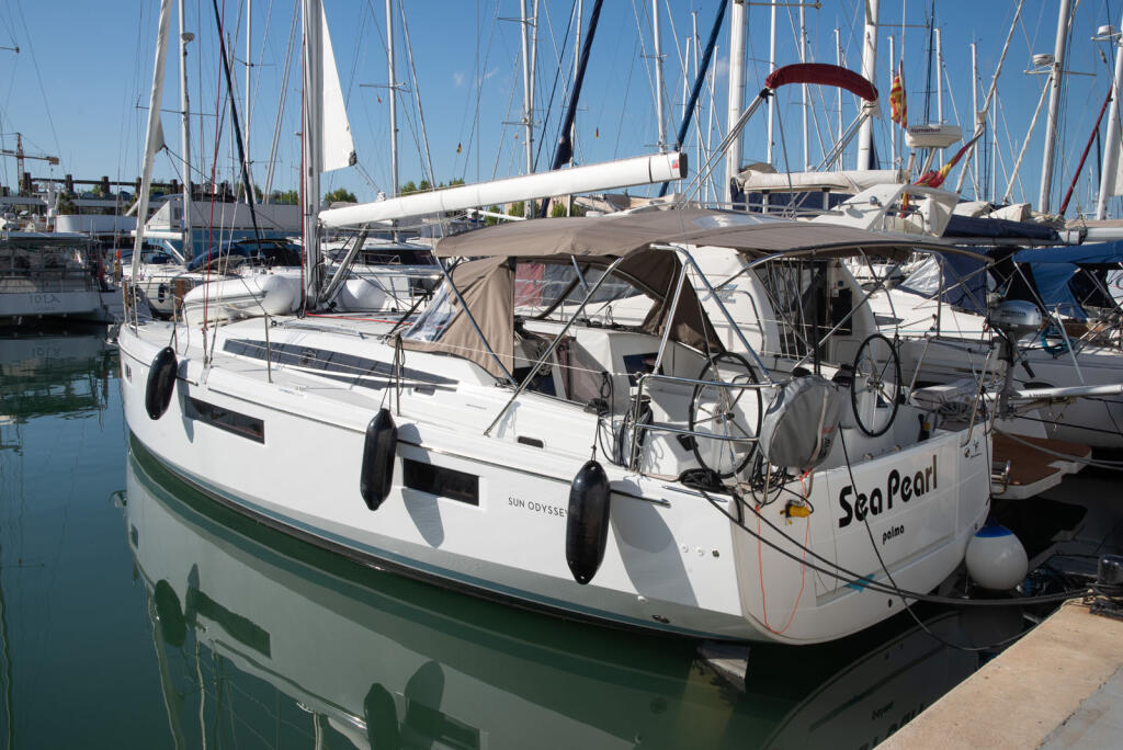 Sailing yacht 