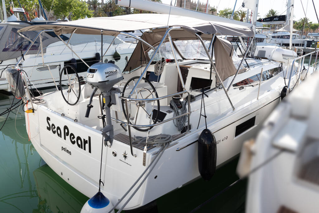 Sailing yacht 