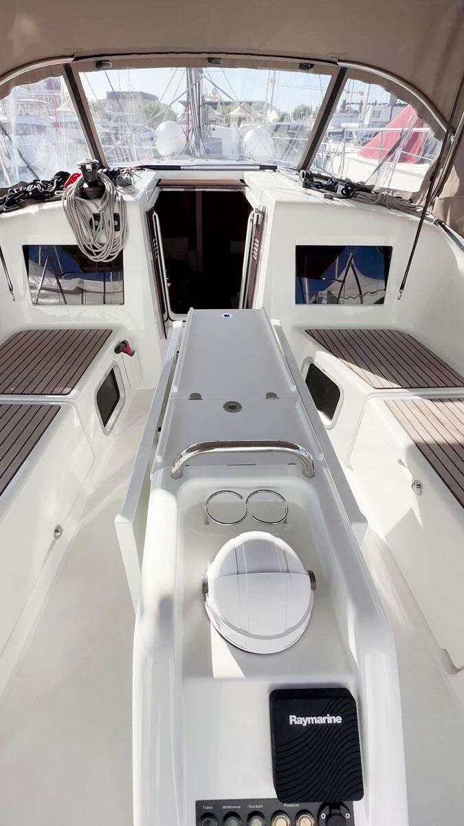 Sailing yacht 