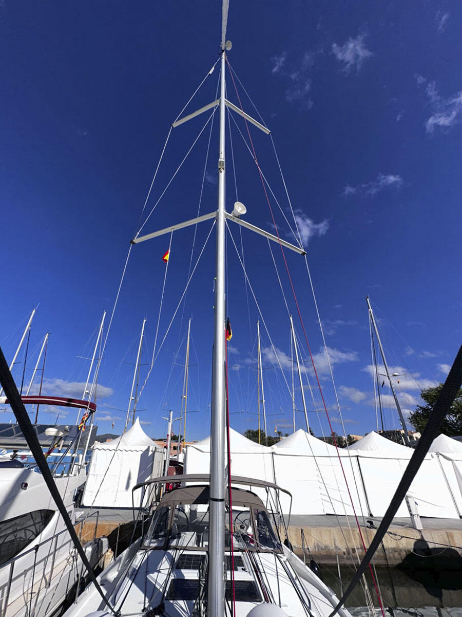 Sailing yacht 