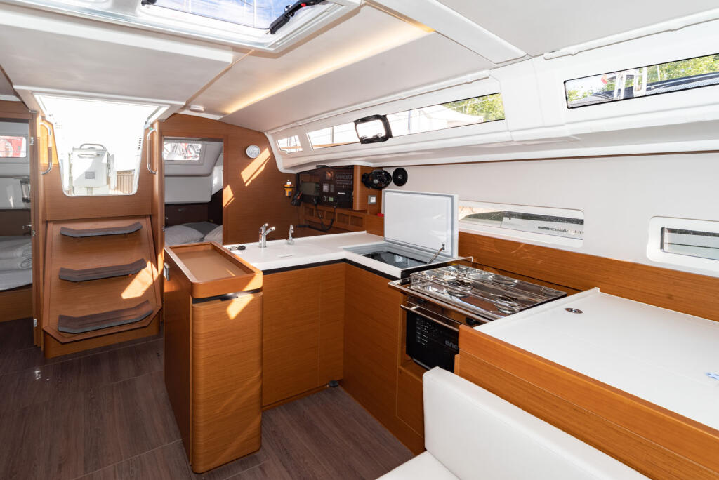 Sailing yacht 