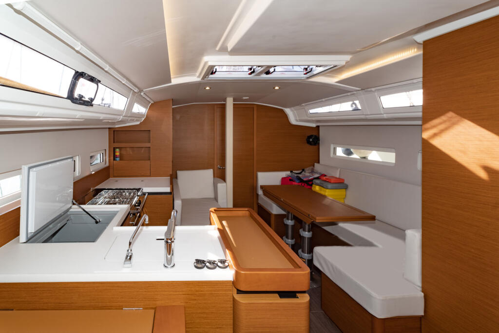 Sailing yacht 