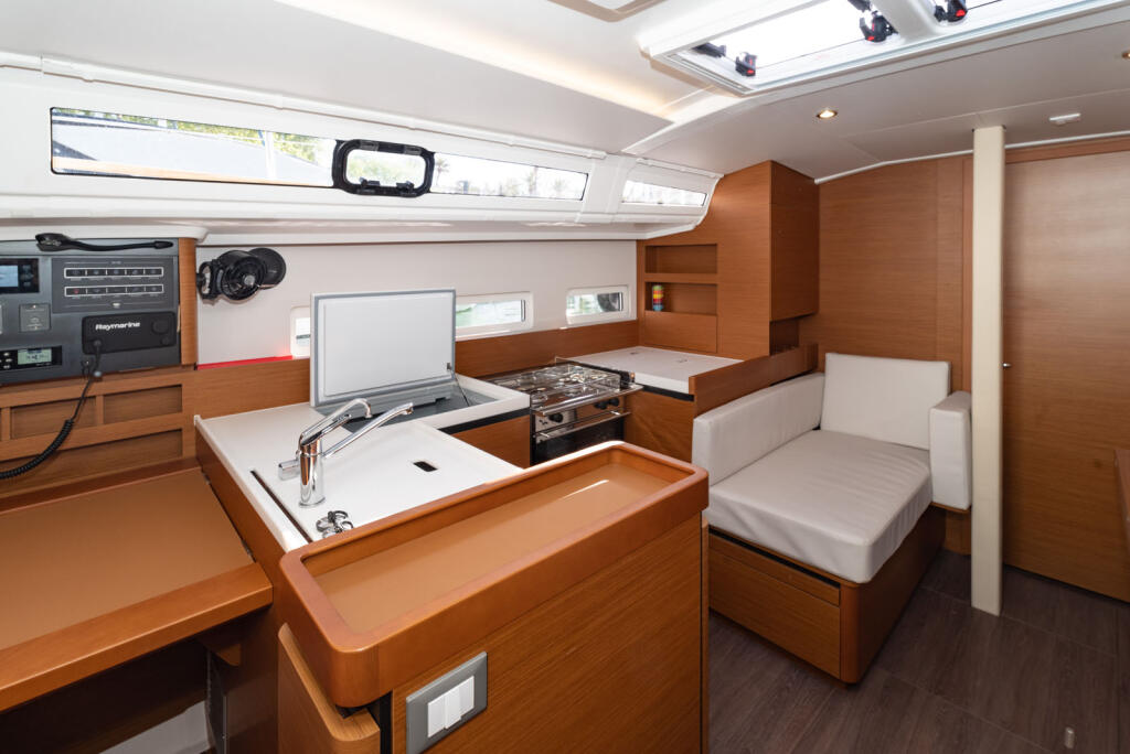 Sailing yacht 