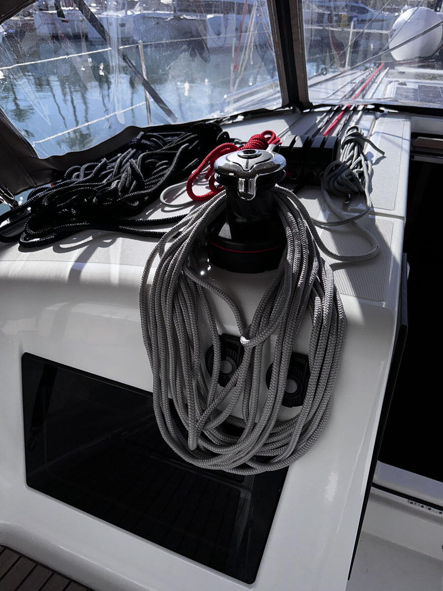 Sailing yacht 