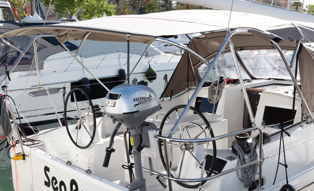 Sailing yacht 