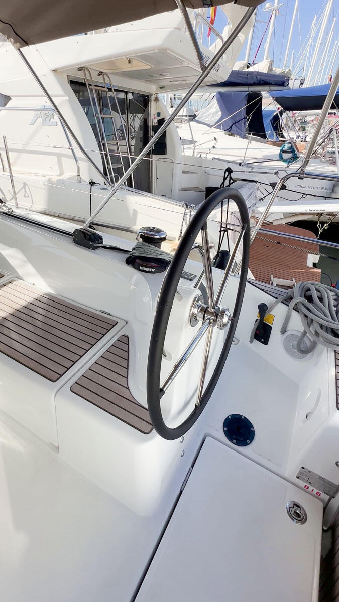 Sailing yacht 
