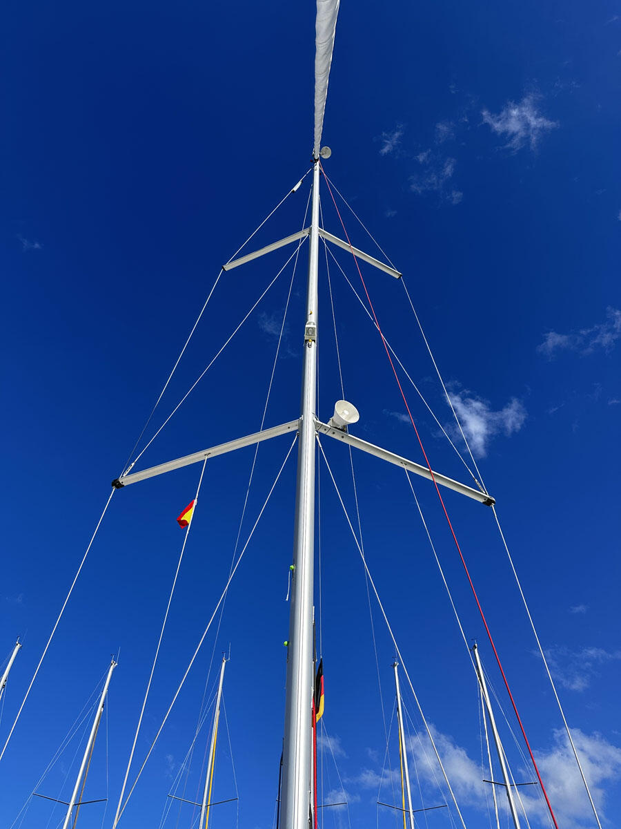 Sailing yacht 