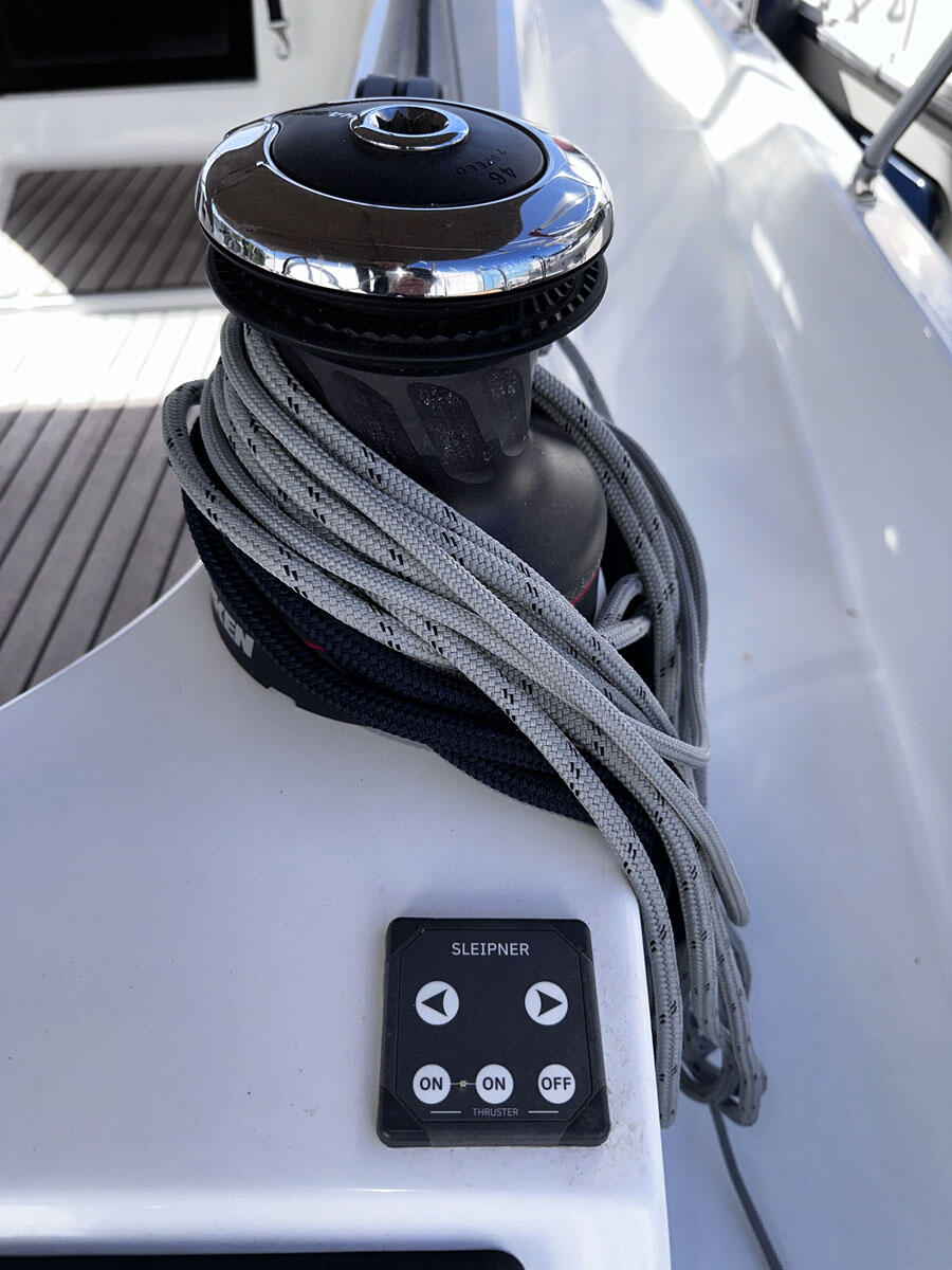 Sailing yacht 