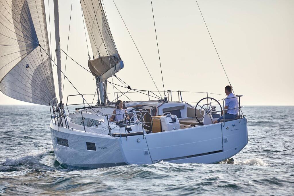 Sailing yacht 