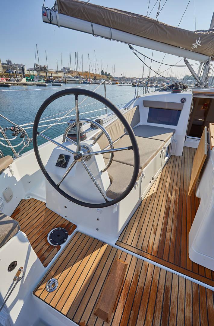 Sailing yacht 