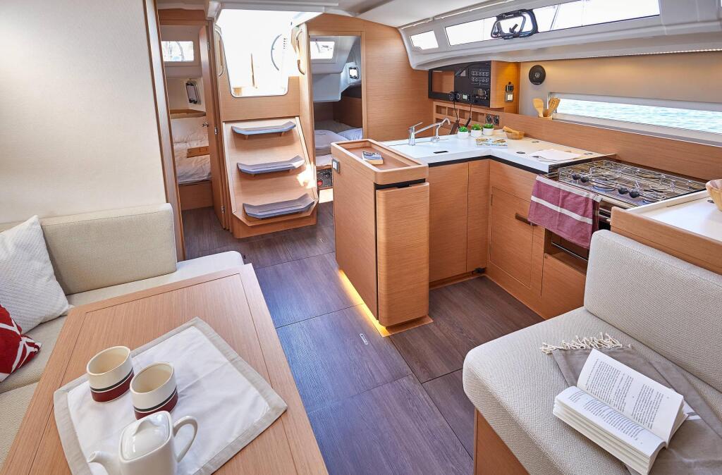 Sailing yacht 