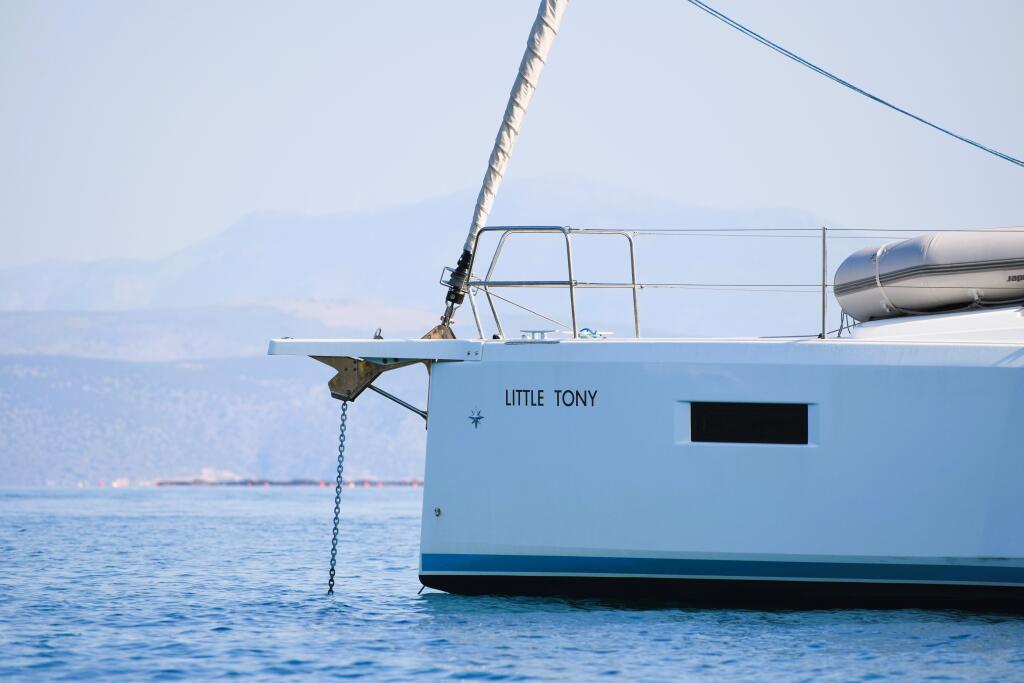 Sailing yacht 