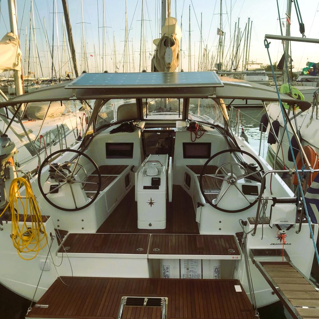 Sailing yacht 