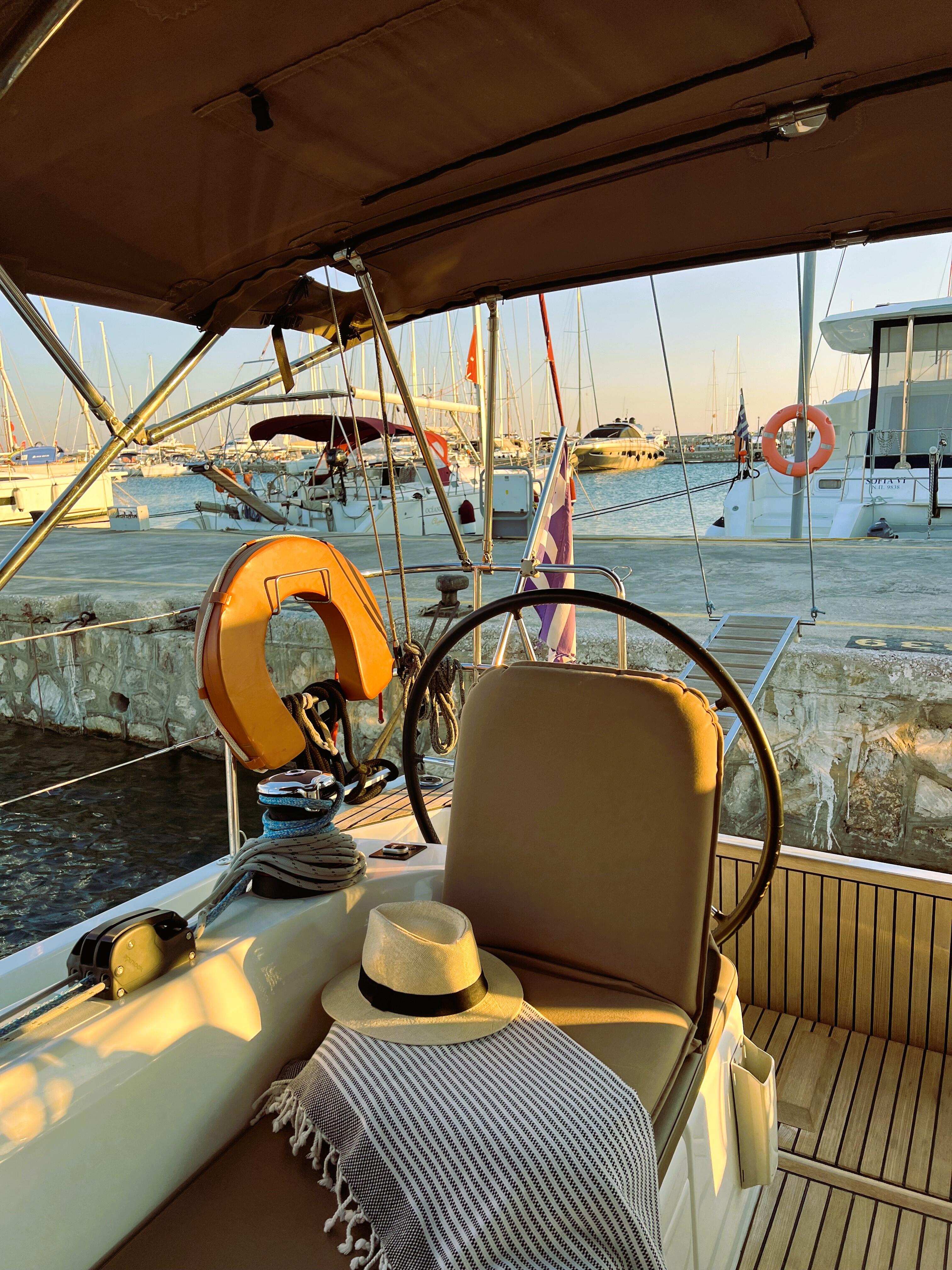 Sailing yacht 