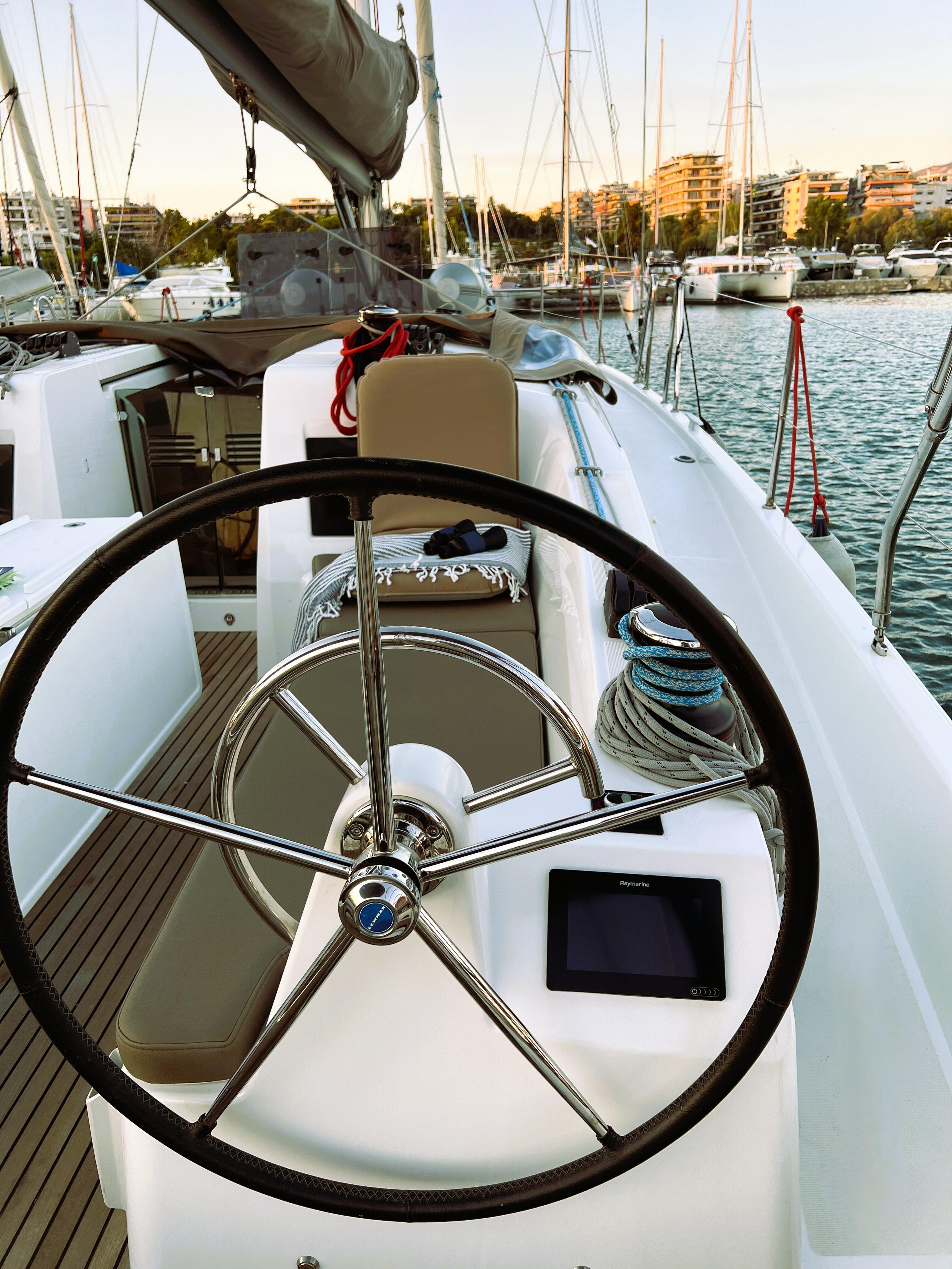 Sailing yacht 
