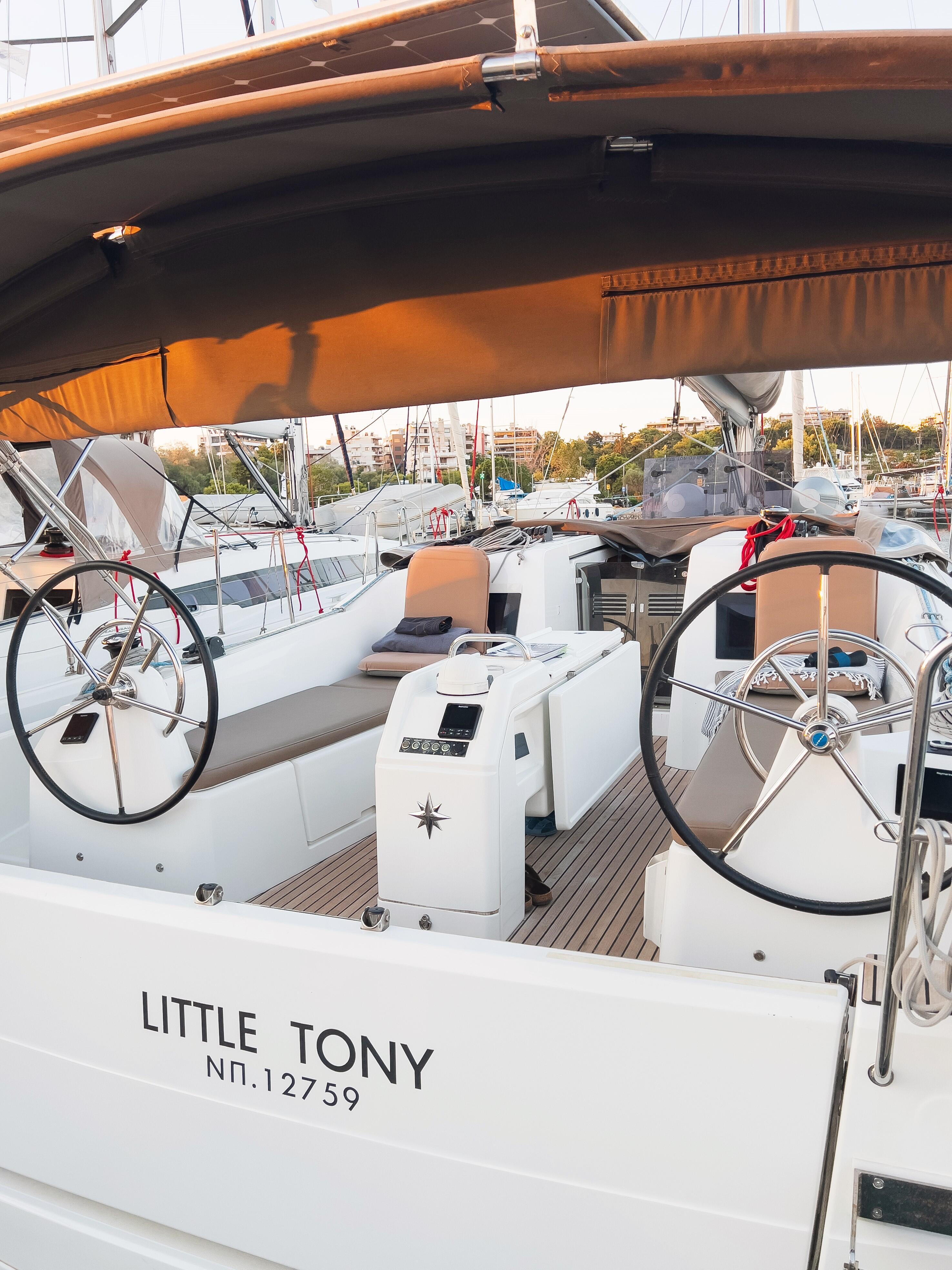 Sailing yacht 