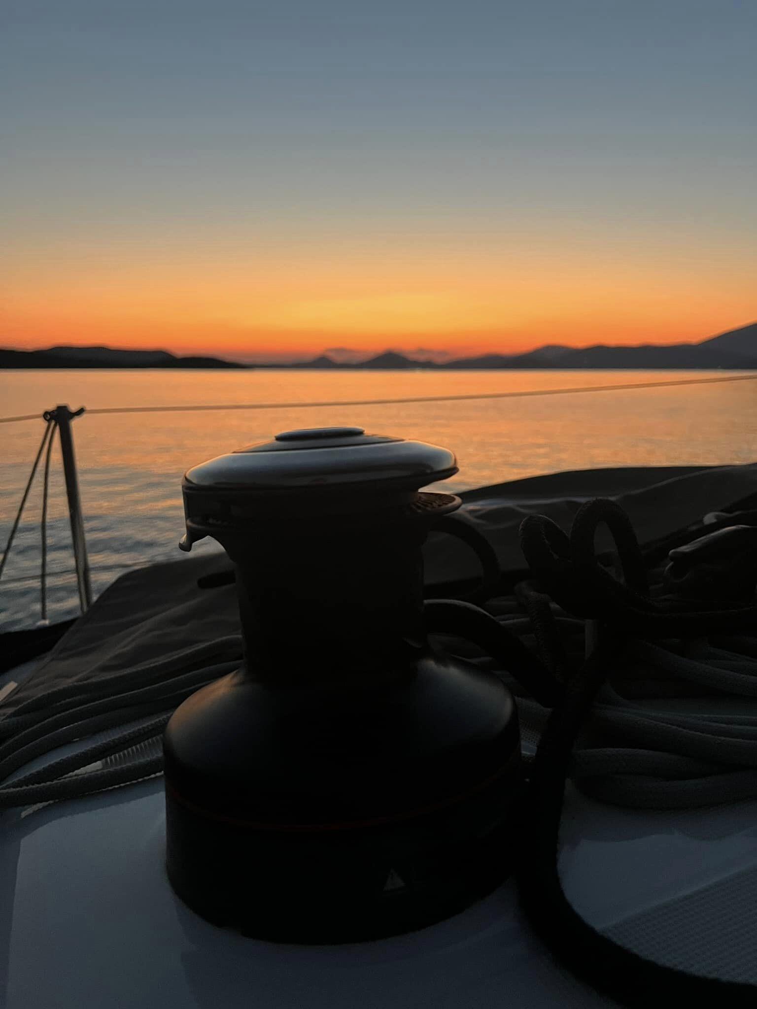 Sailing yacht 