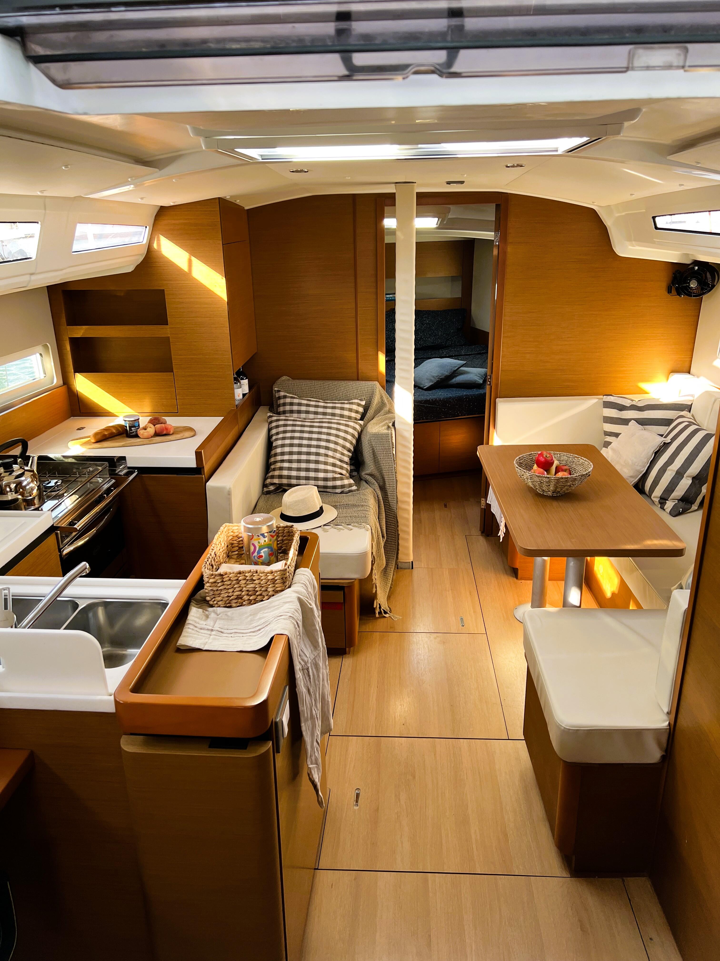 Sailing yacht 