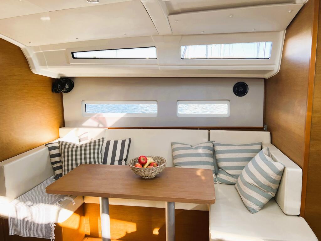 Sailing yacht 
