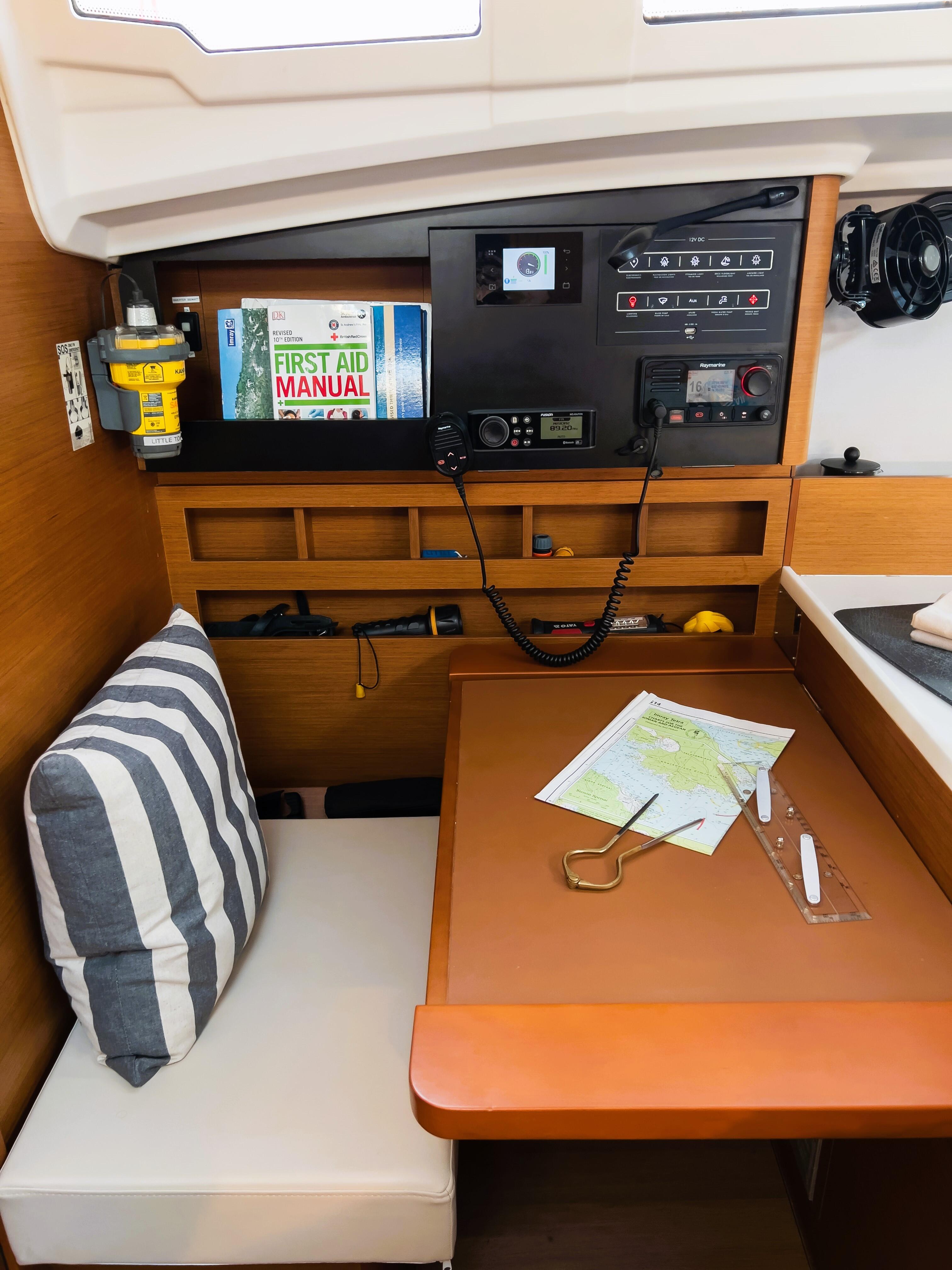 Sailing yacht 