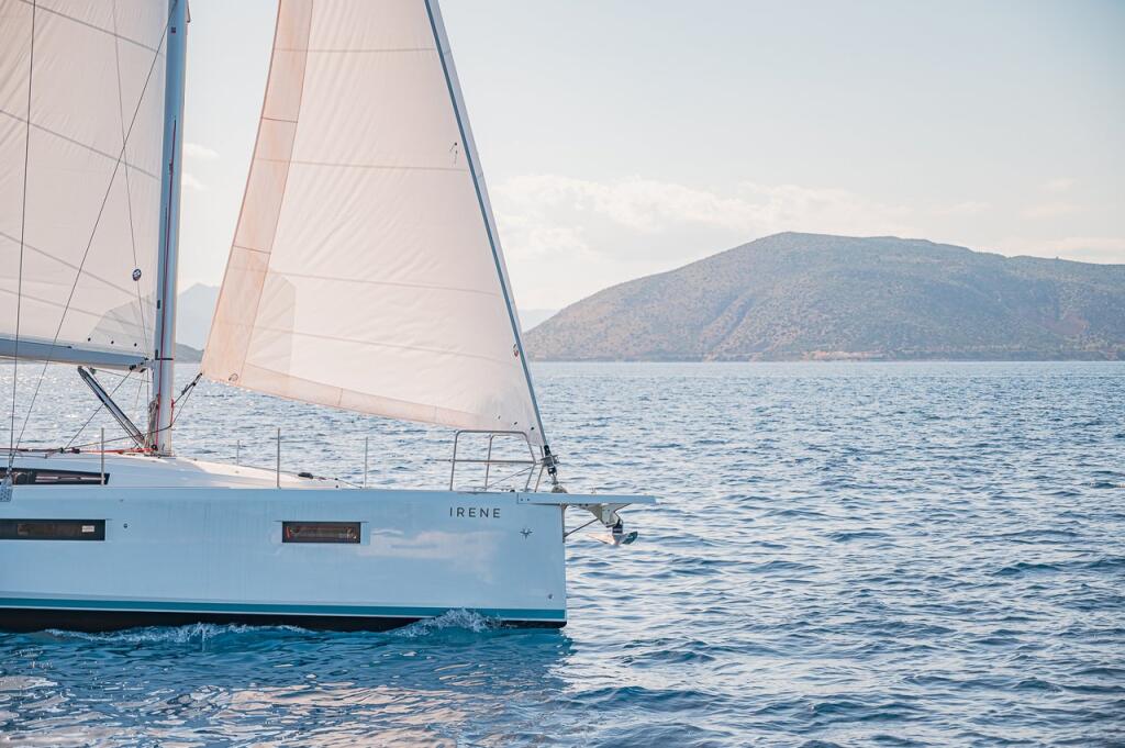 Sailing yacht 