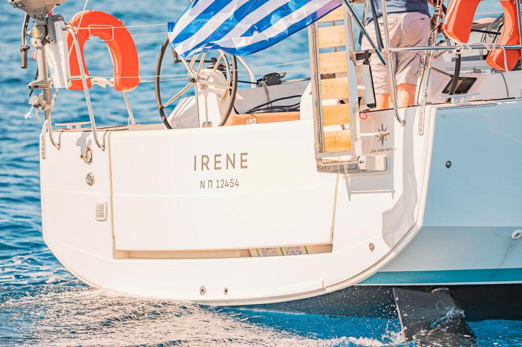 Sailing yacht 
