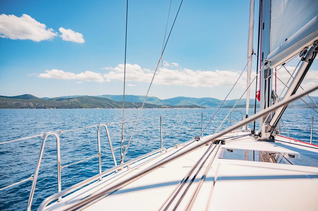 Sailing yacht 