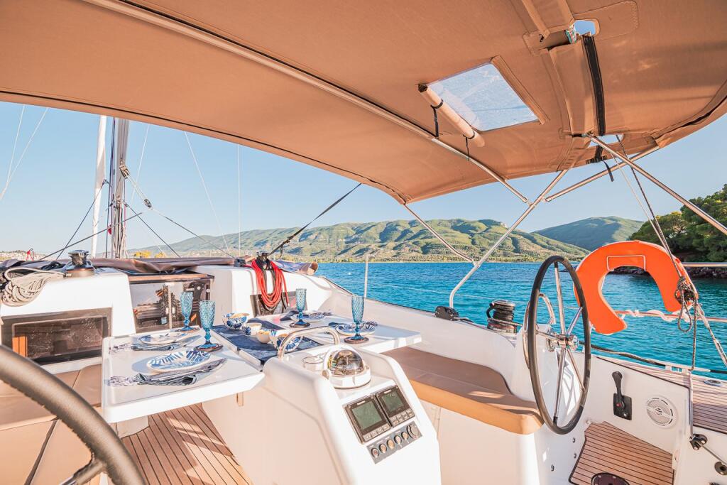 Sailing yacht 