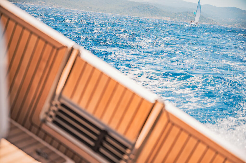 Sailing yacht 