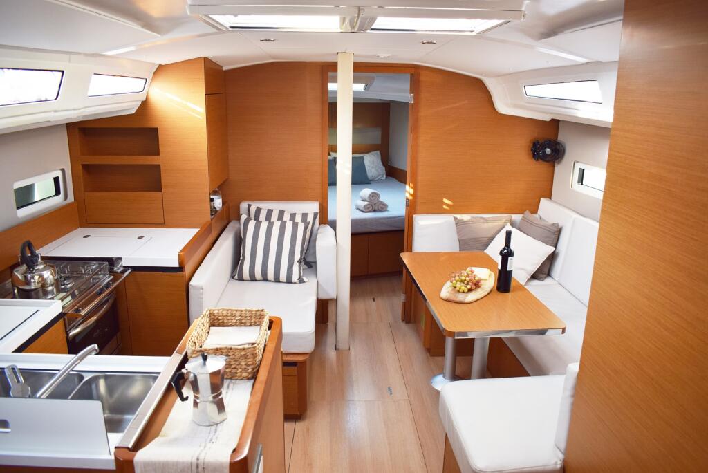 Sailing yacht 