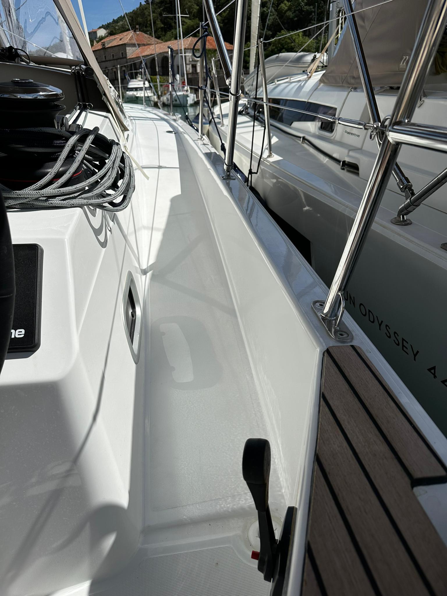 Sailing yacht 