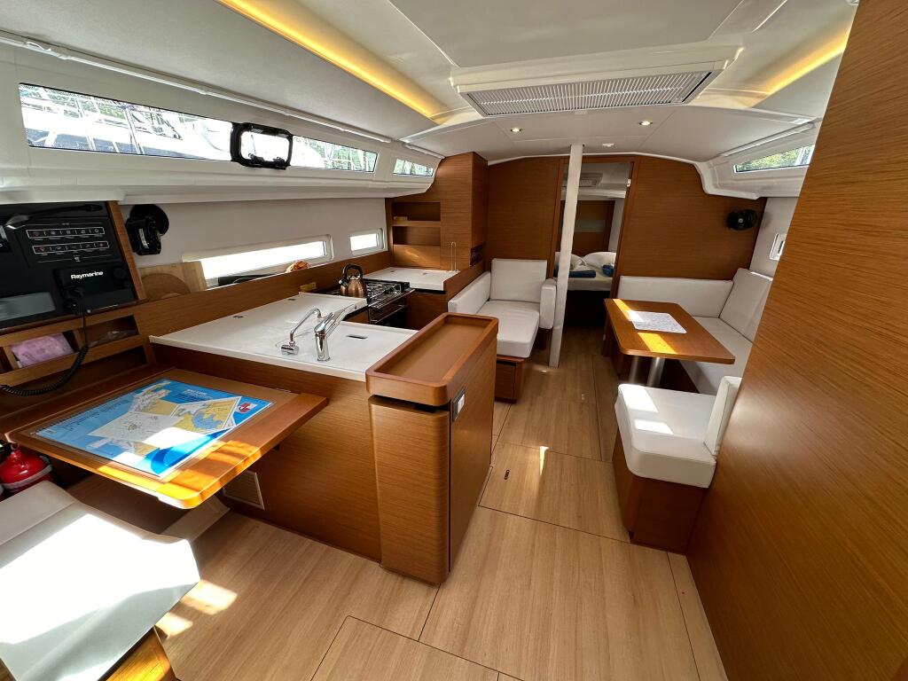 Sailing yacht 