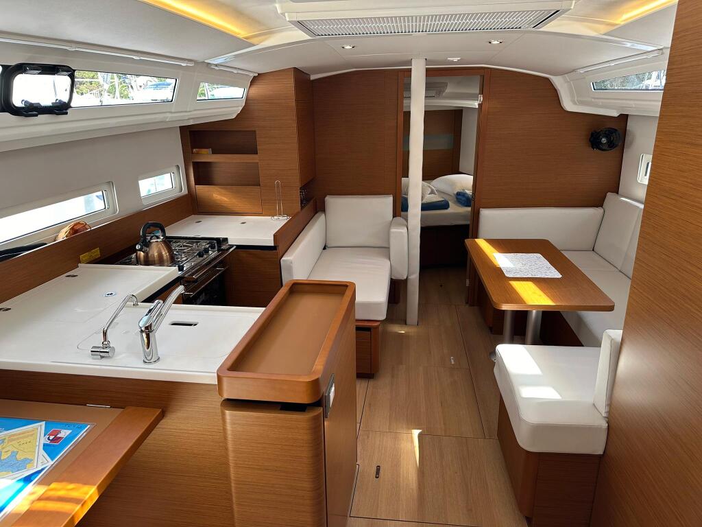 Sailing yacht 