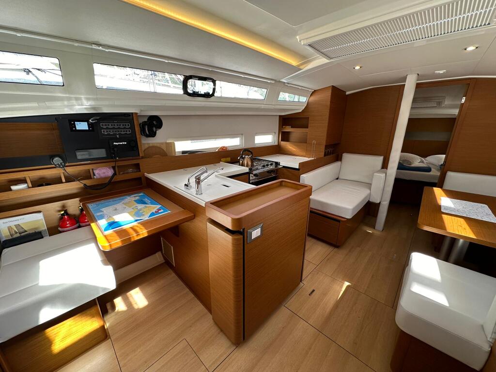 Sailing yacht 