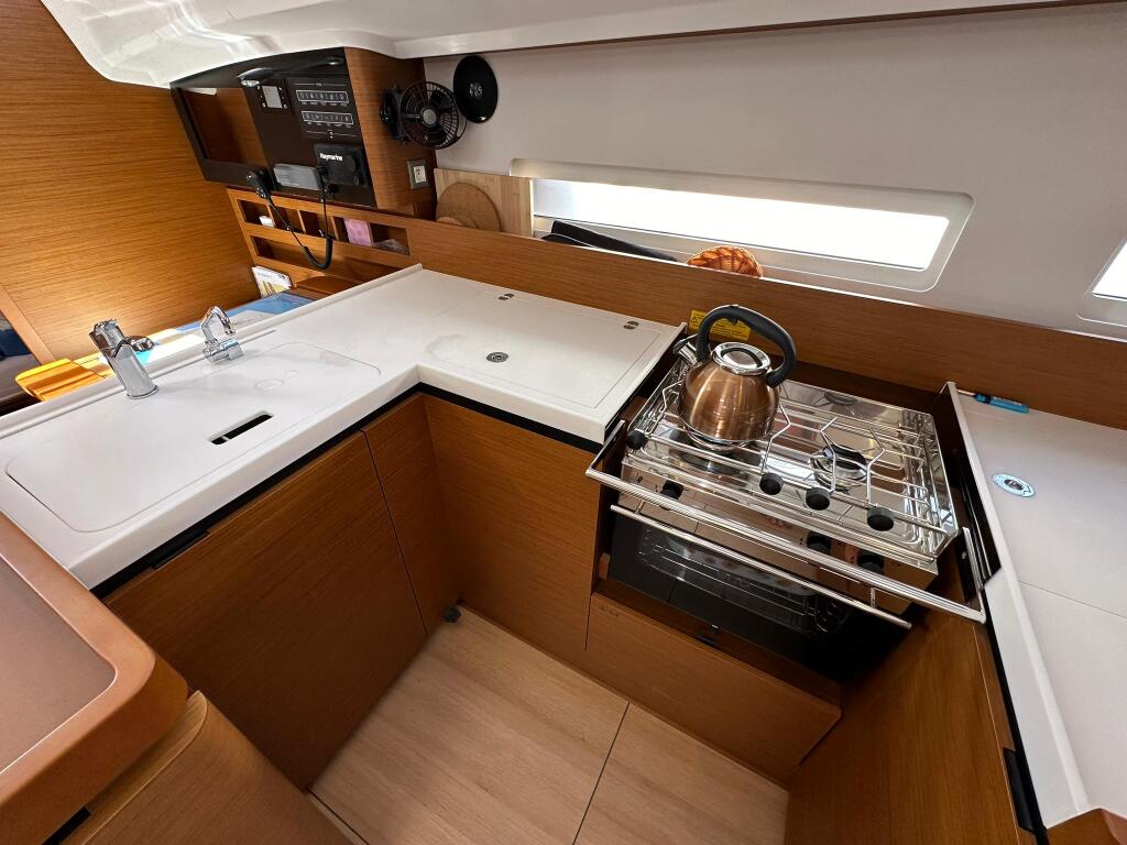 Sailing yacht 