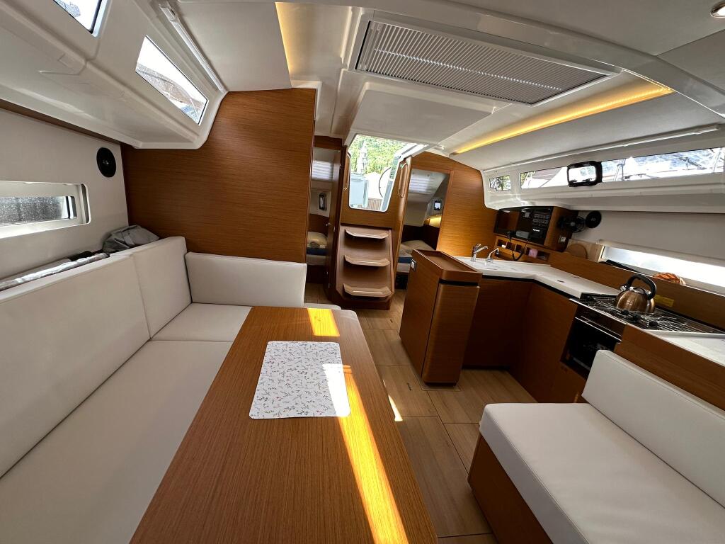 Sailing yacht 