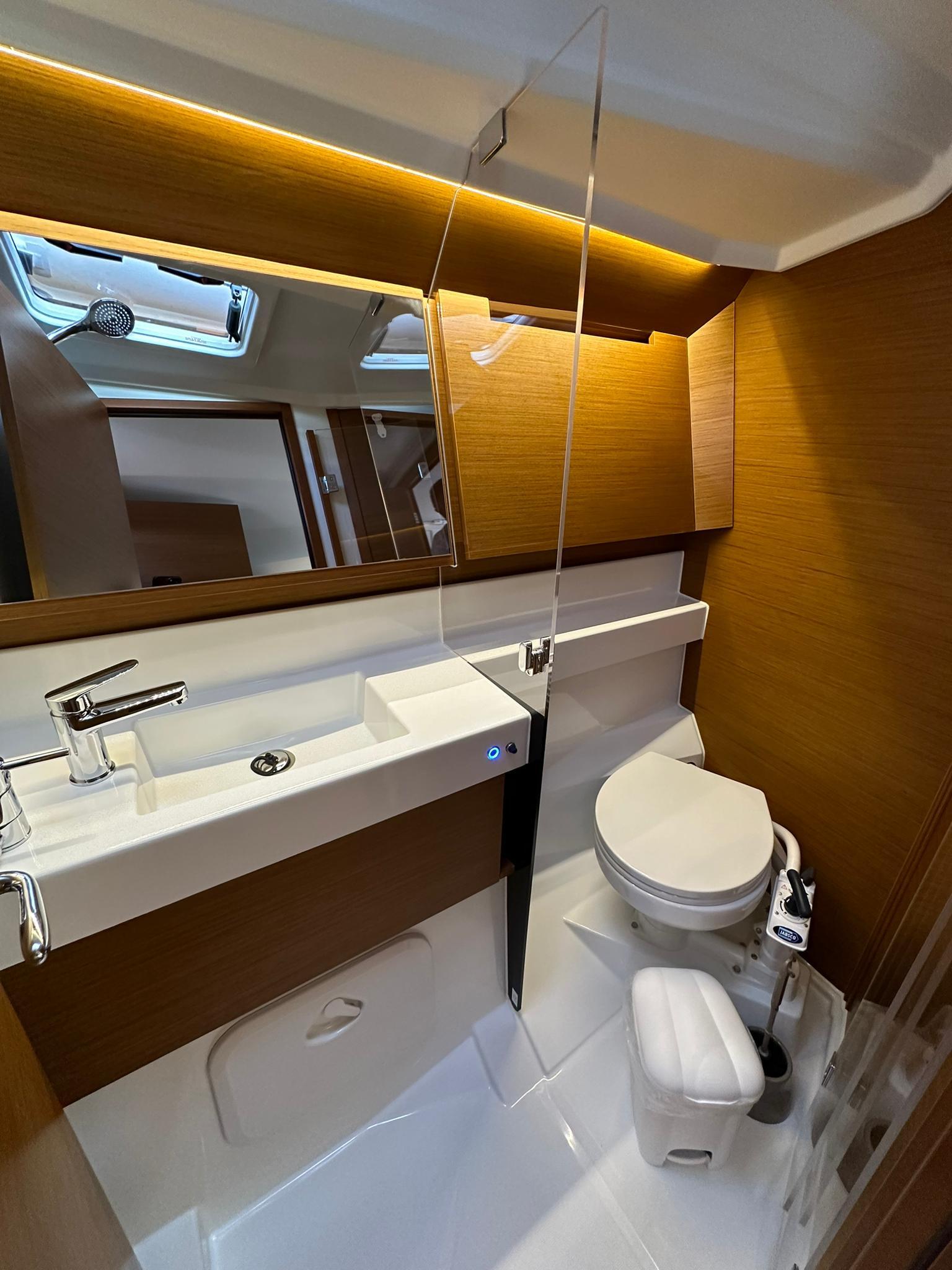 Sailing yacht 