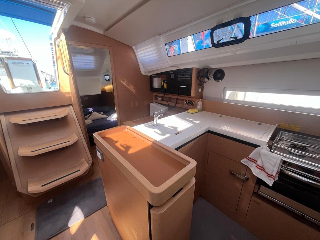 Sailing yacht 