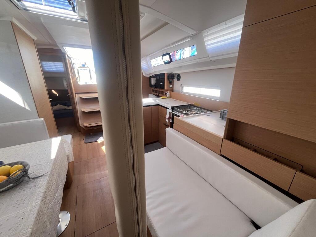 Sailing yacht 
