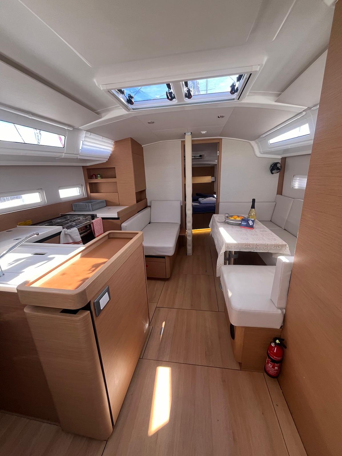 Sailing yacht 